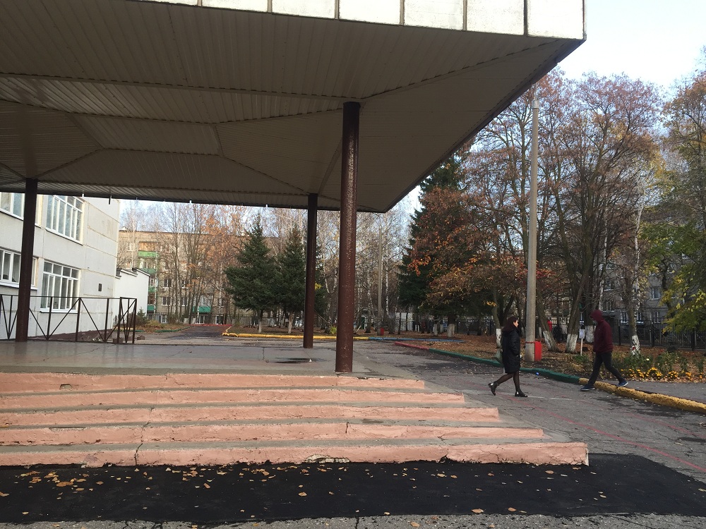 Ольга Чистякова оказала содействие в ремонте школьного двора