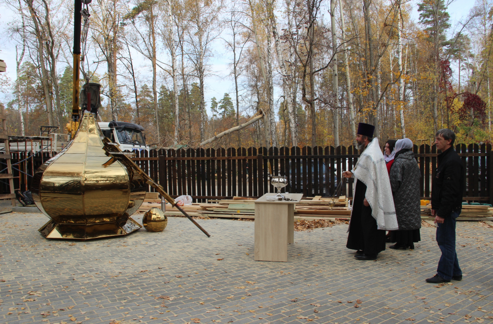 В Пензе на Ахунском кладбище освятили крест и купол для храма