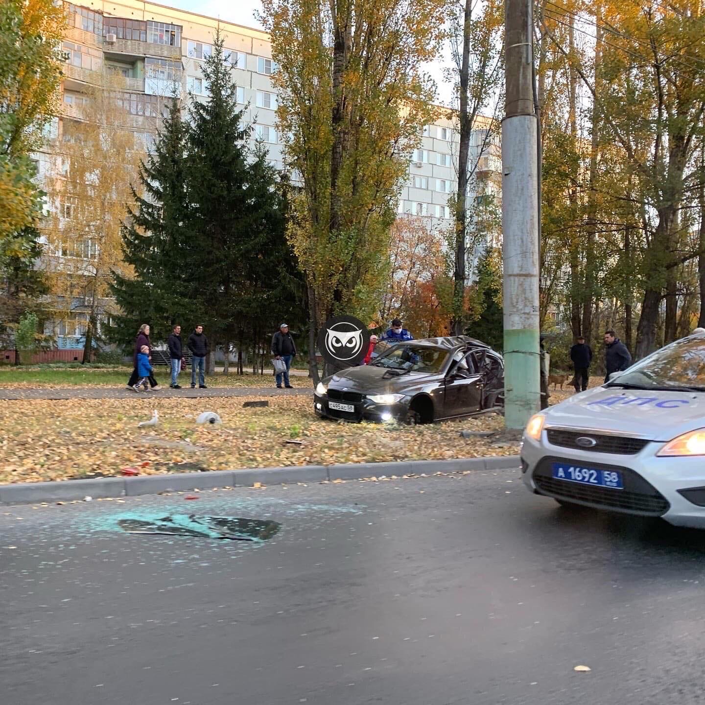 В Пензе на проспекте Строителей разбилась BMW, пострадали люди