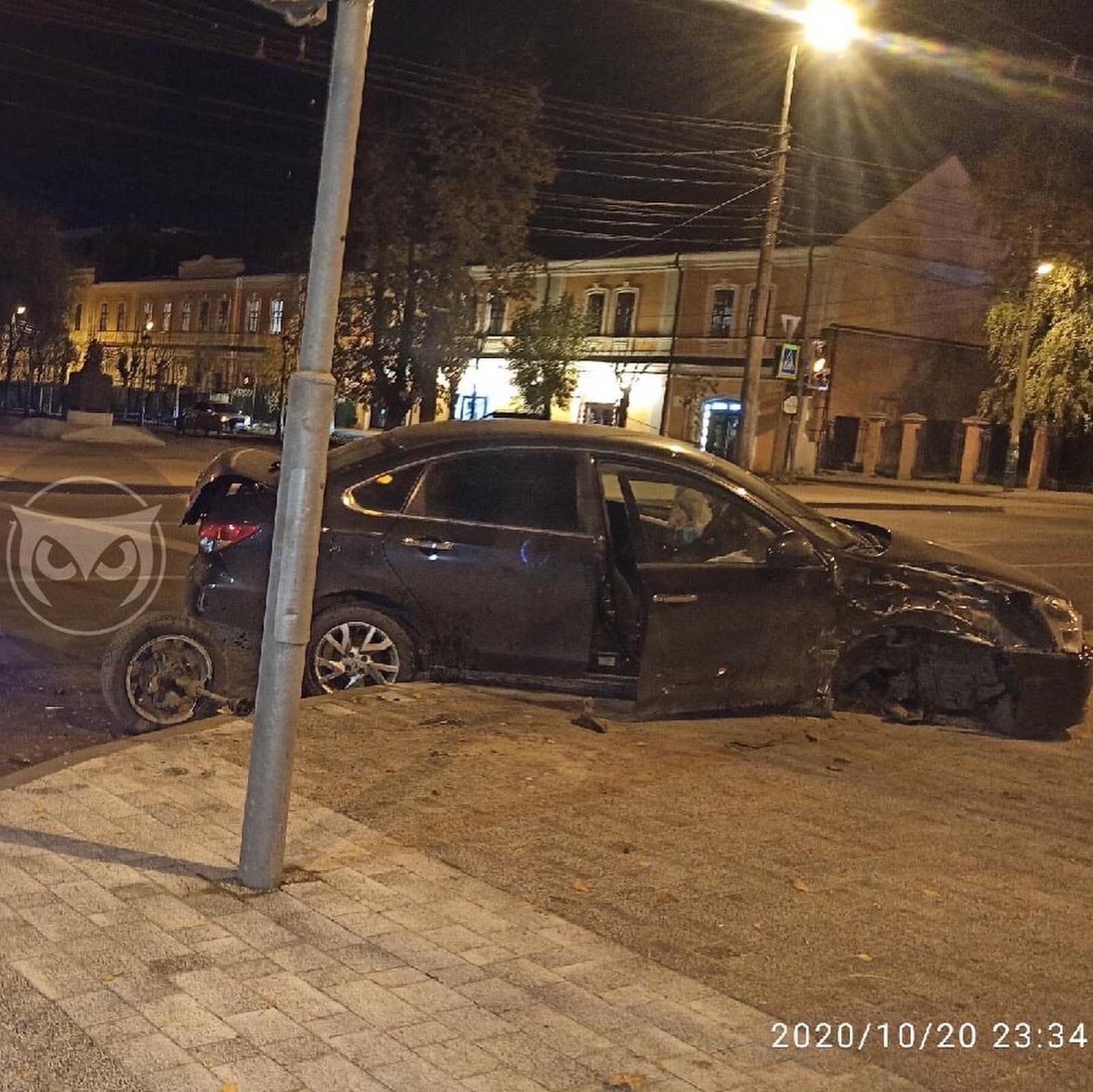 В Пензе в жестком ДТП у легковушки оторвало колесо