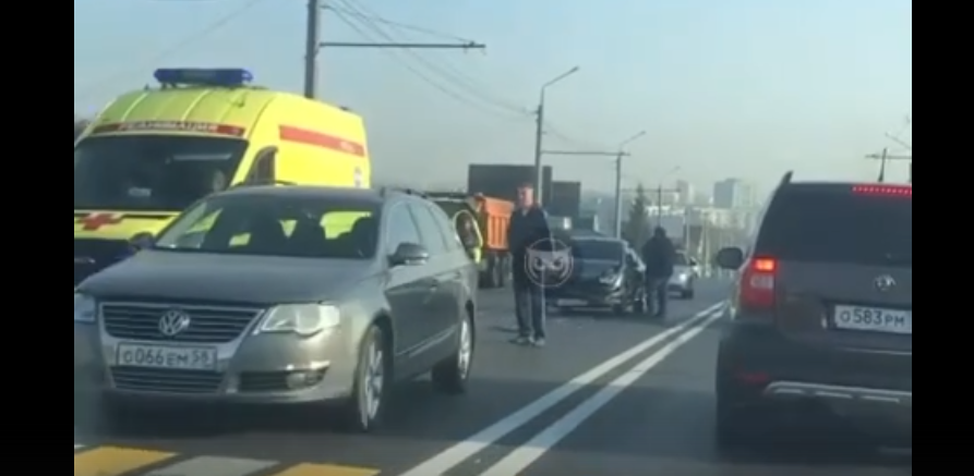 В утренней аварии на Карпинского пострадал водитель