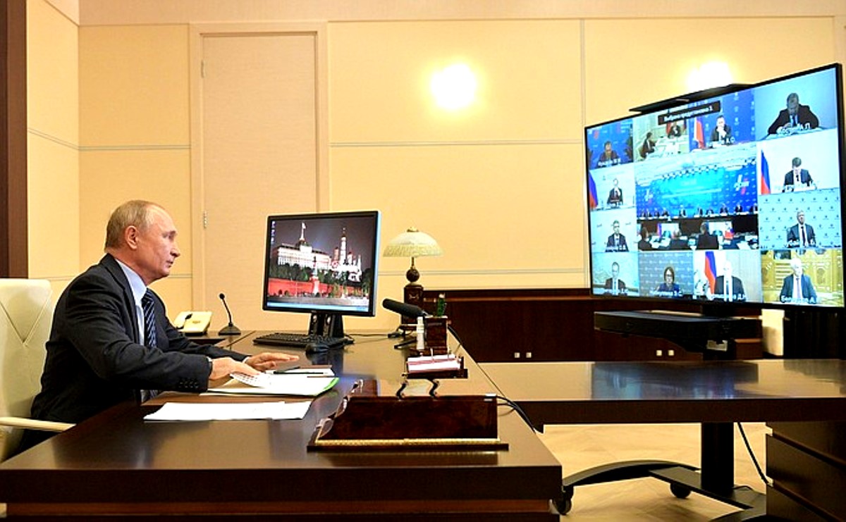 Владимир Путин попросил глав регионов аккуратнее действовать с ограничениями по COVID