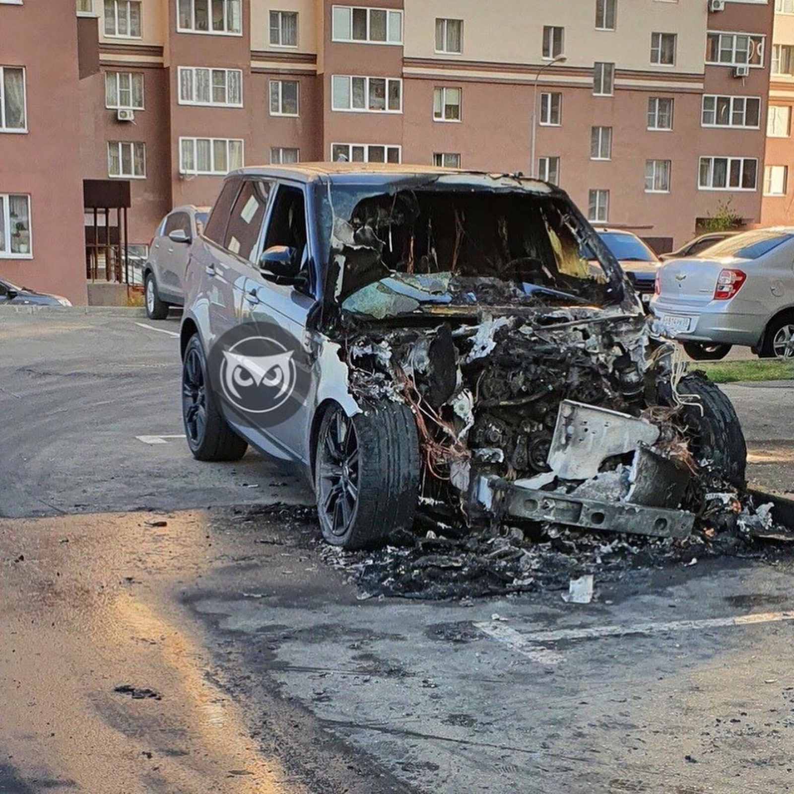 В Пензе на парковке во дворе сгорел внедорожник