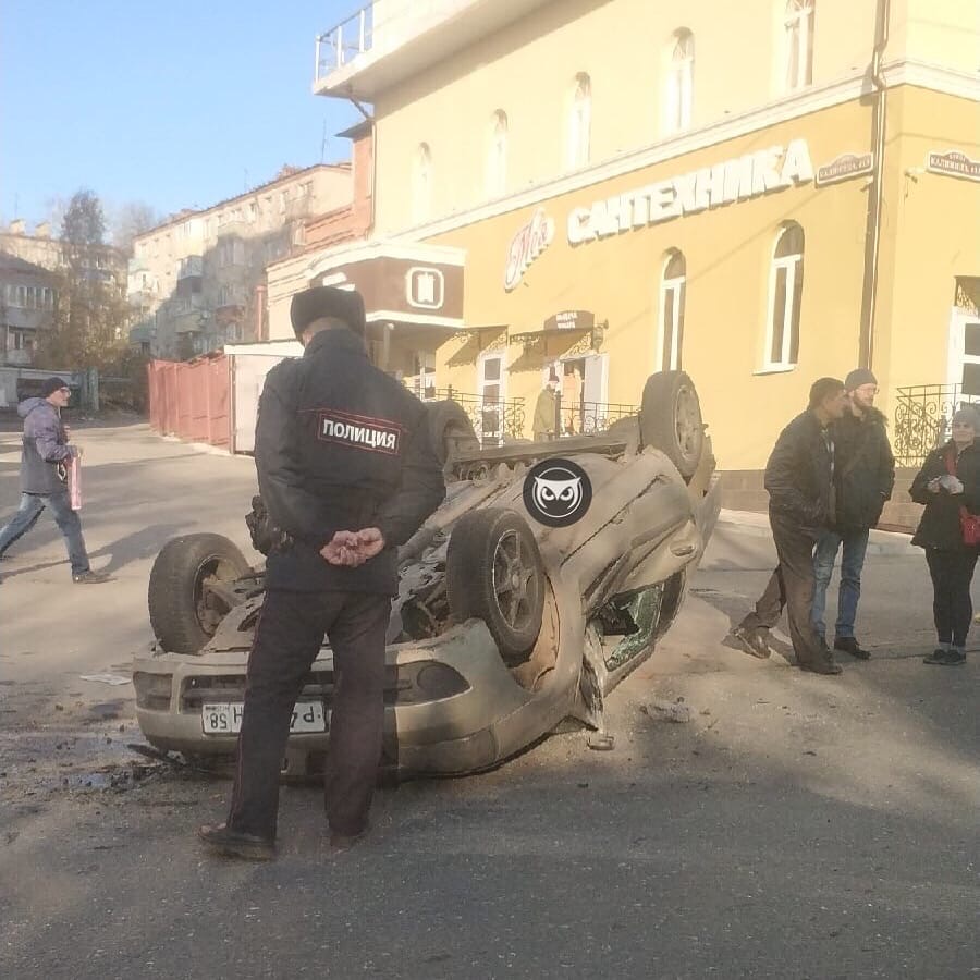 В Пензе на улице Калинина перевернулась легковушка