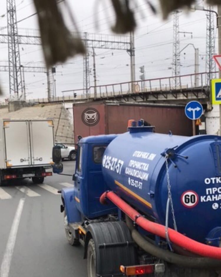 В Пензе под мостом застрял очередной большегруз