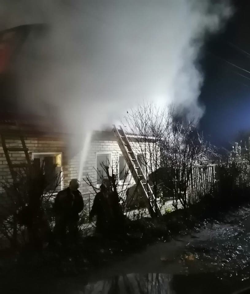 В Кузнецке из горящего дома спасатели вывели четверых