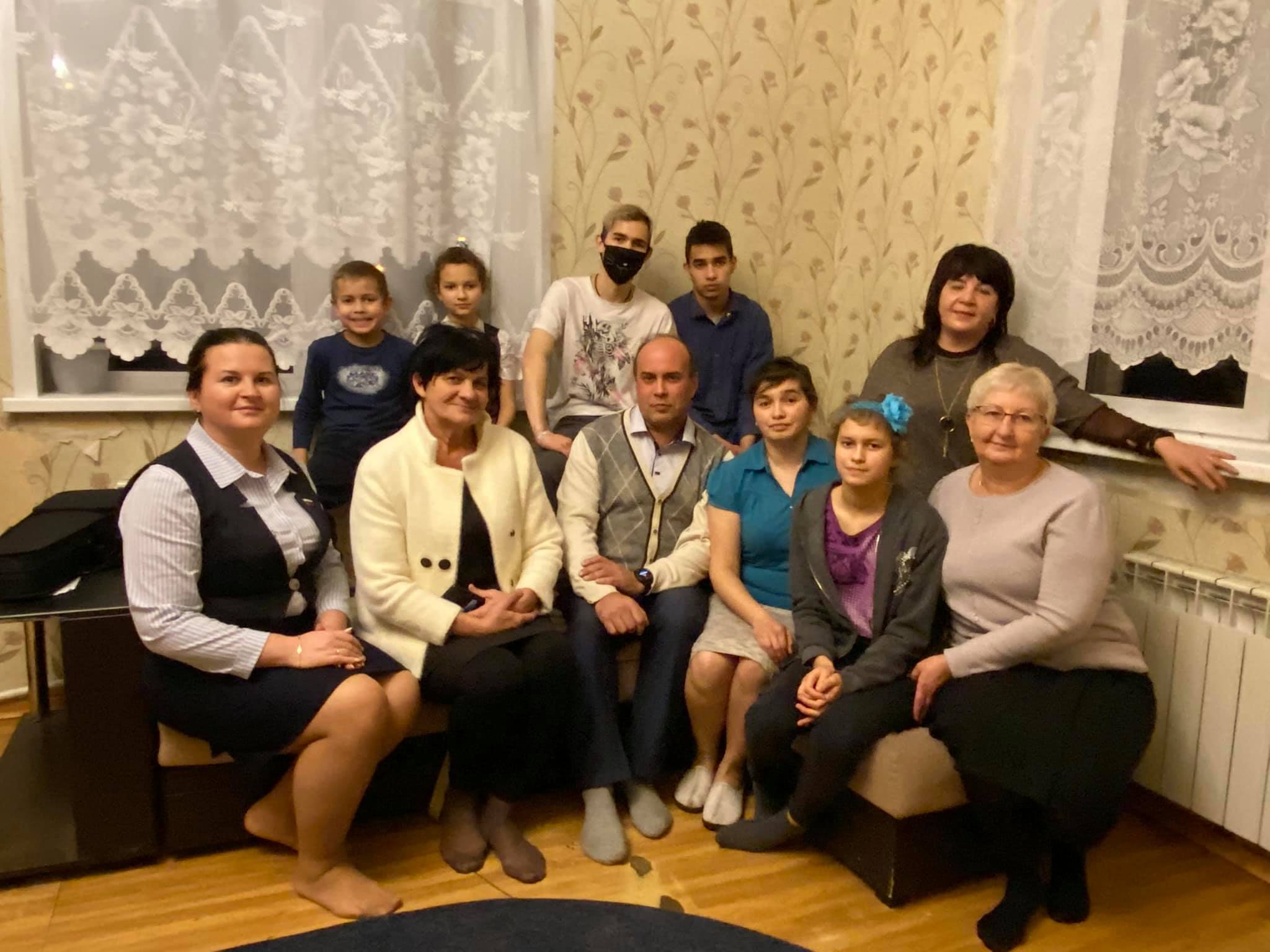 Ольга Чистякова вручила новогодние подарки многодетной семье из Мичурино