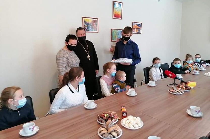 Ольга Чистякова подарила ноутбук семье, воспитывающей 11 детей