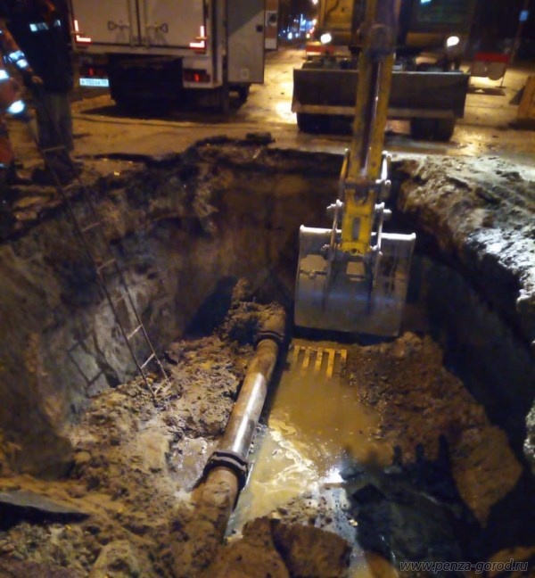 В Пензе на улице Суворова устранили утечку и восстановили движение транспорта