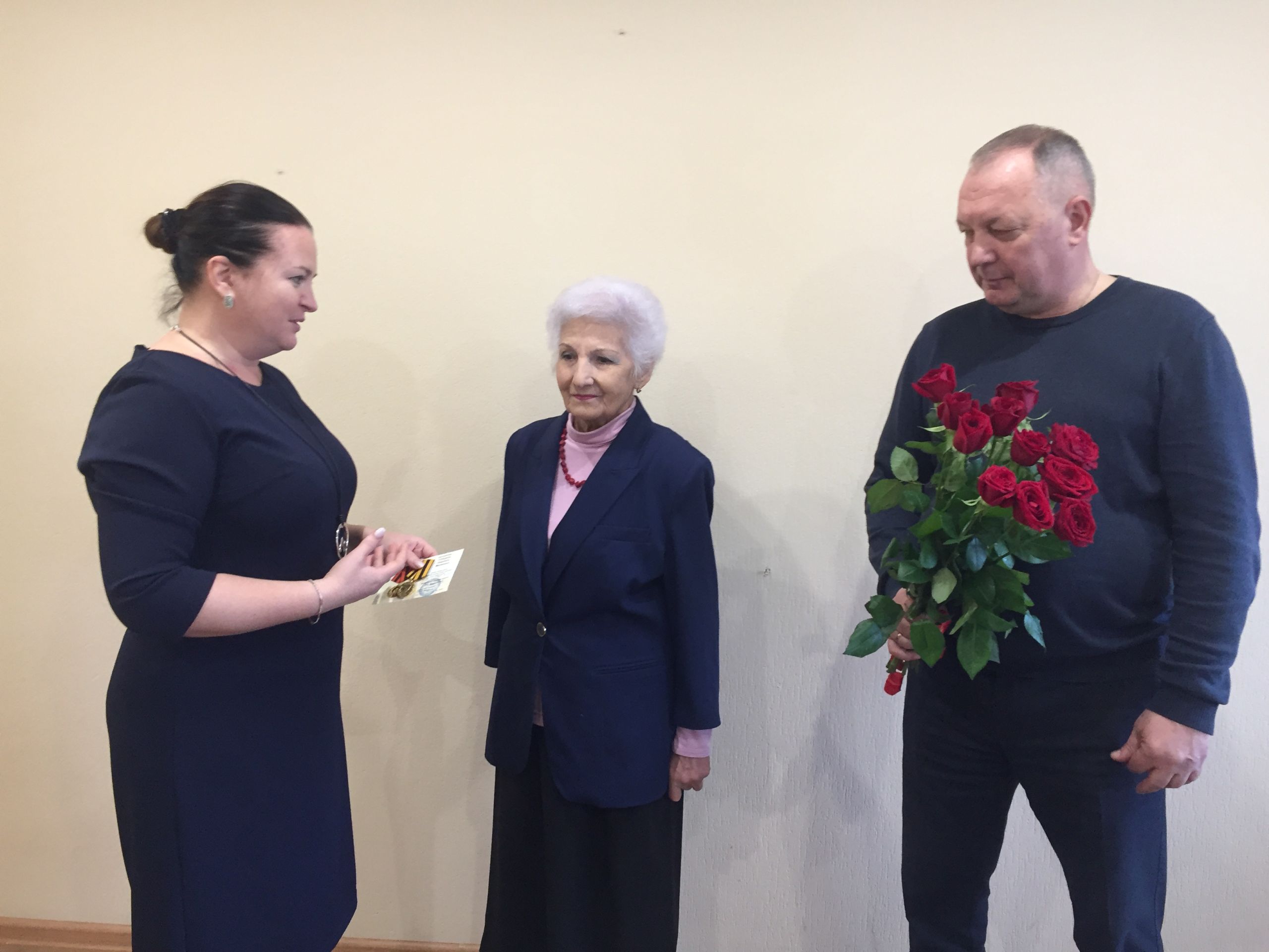 Ольга Чистякова вручила медаль главе организации «Солдатская мать»