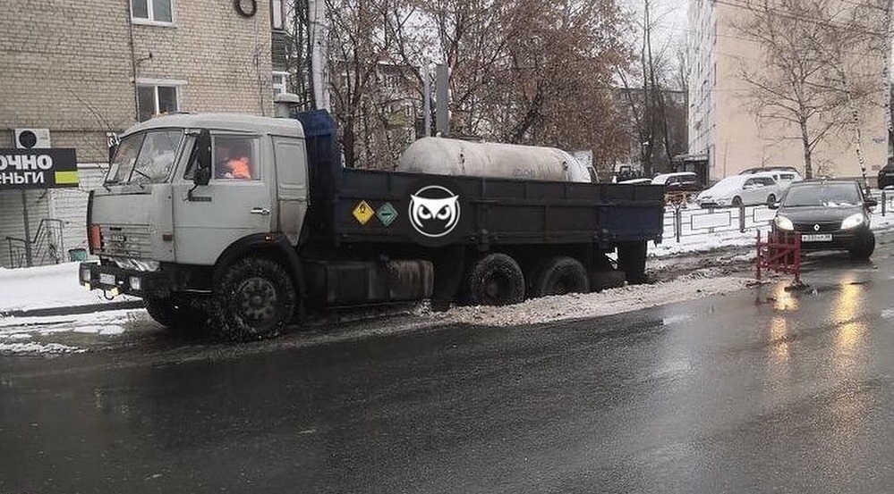 В Пензе на улице Кулакова «КамАЗ» провалился в асфальт