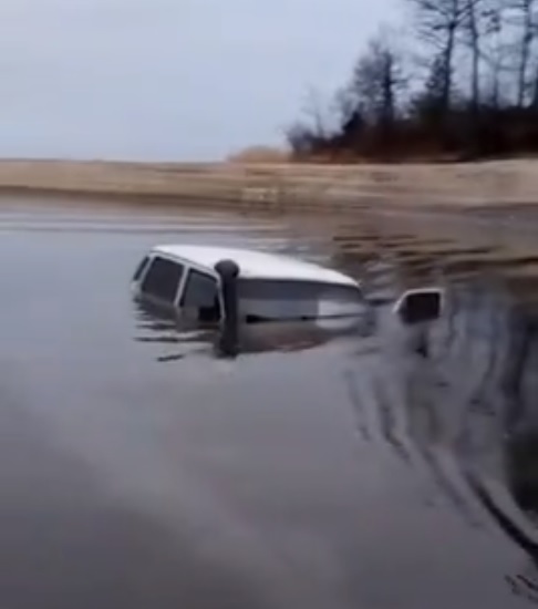 Под Пензой рыбак нашел затонувший автомобиль