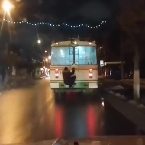 Без маски и бесплатно: в Пензе безбилетник «зацепом» прокатился на троллейбусе