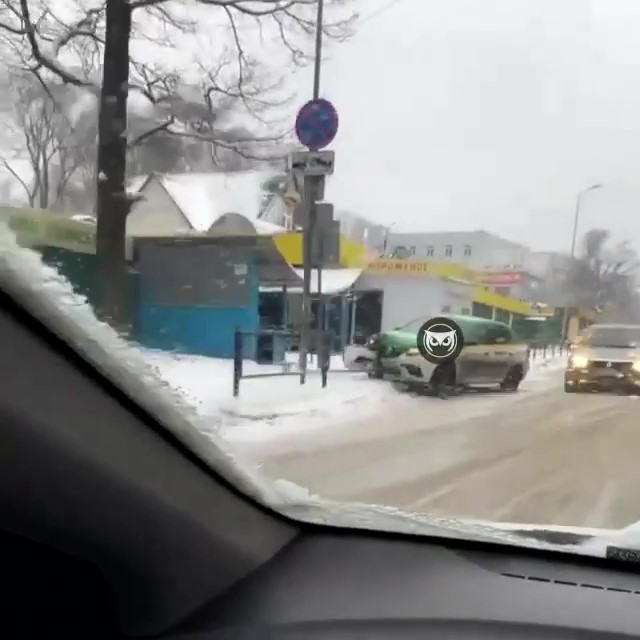 В Пензе на улице Попова легковушка влетела в металлическое ограждение