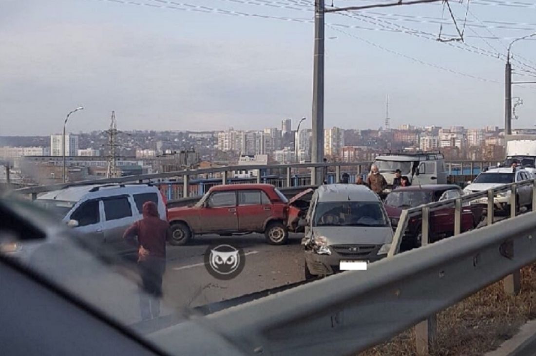 Авария спровоцировала глухую пробку в Терновке