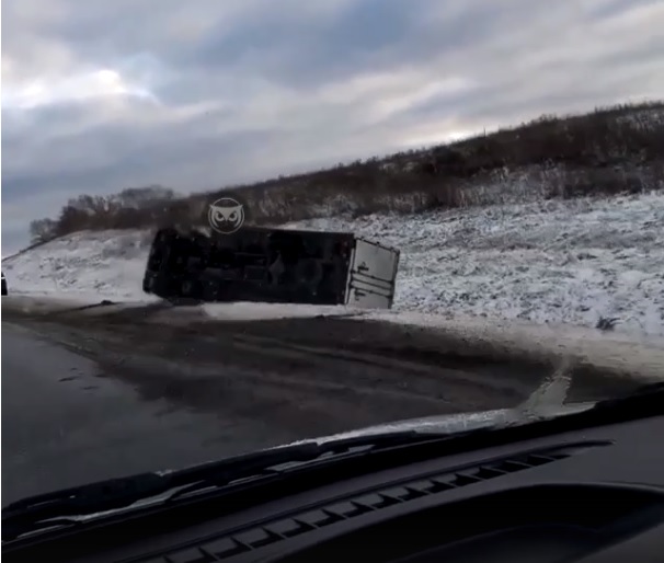 В Пензенской области на трассе М-5 перевернулся грузовик