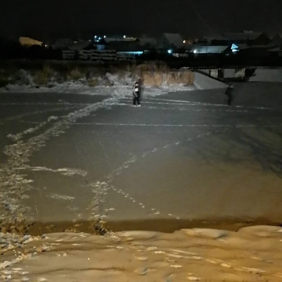 В Городище дети устроили опасные игры на льду у плотины