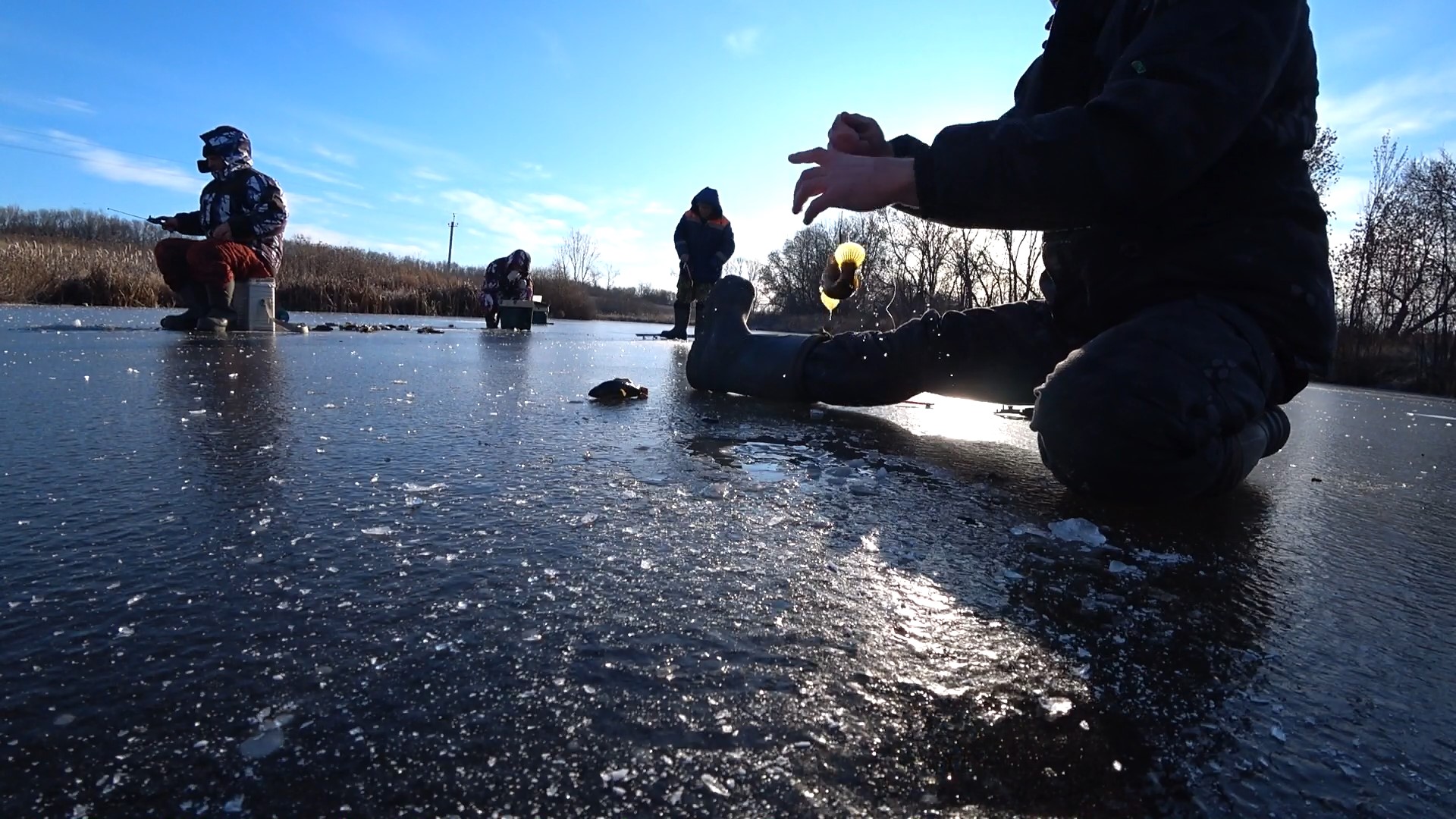 Пензенские экстремалы вышли на лед и открыли сезон зимнего лова