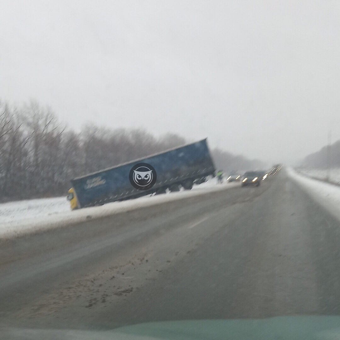 На трассе «Тамбов-Пенза» фура оказалась в кювете