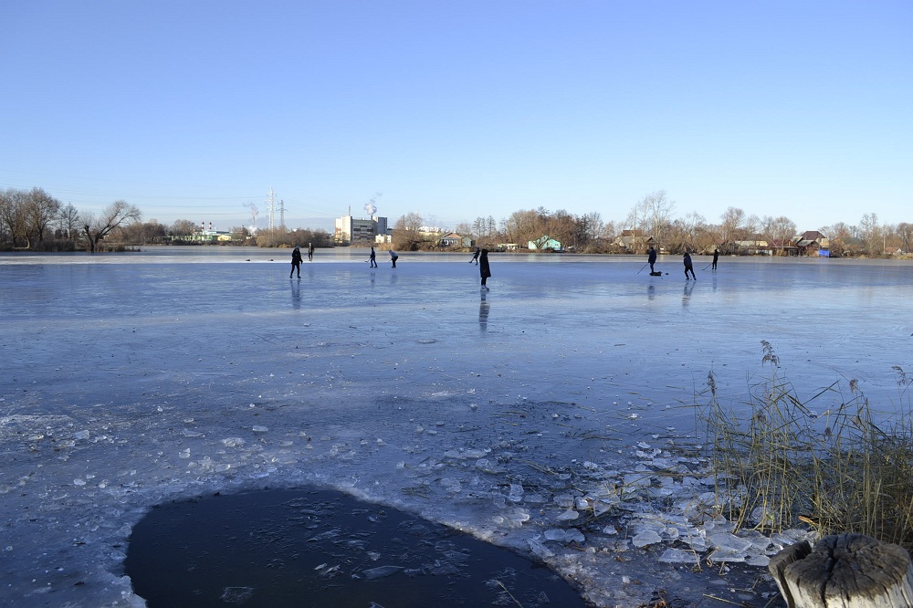 В Пензе на ГПЗ дети устроили массовые катания на тонком льду