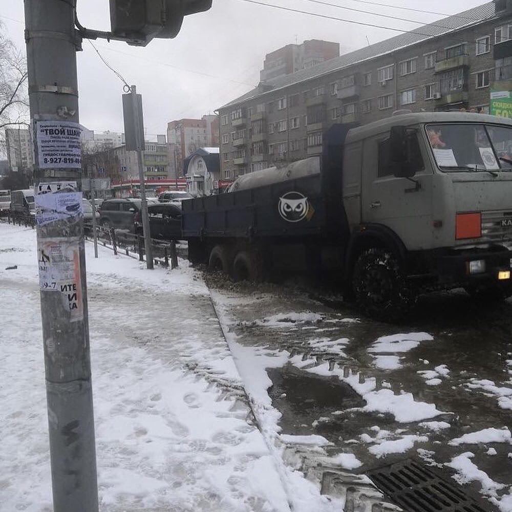 В Пензе на участке дороги, где провалился КамАЗ, велись аварийные работы