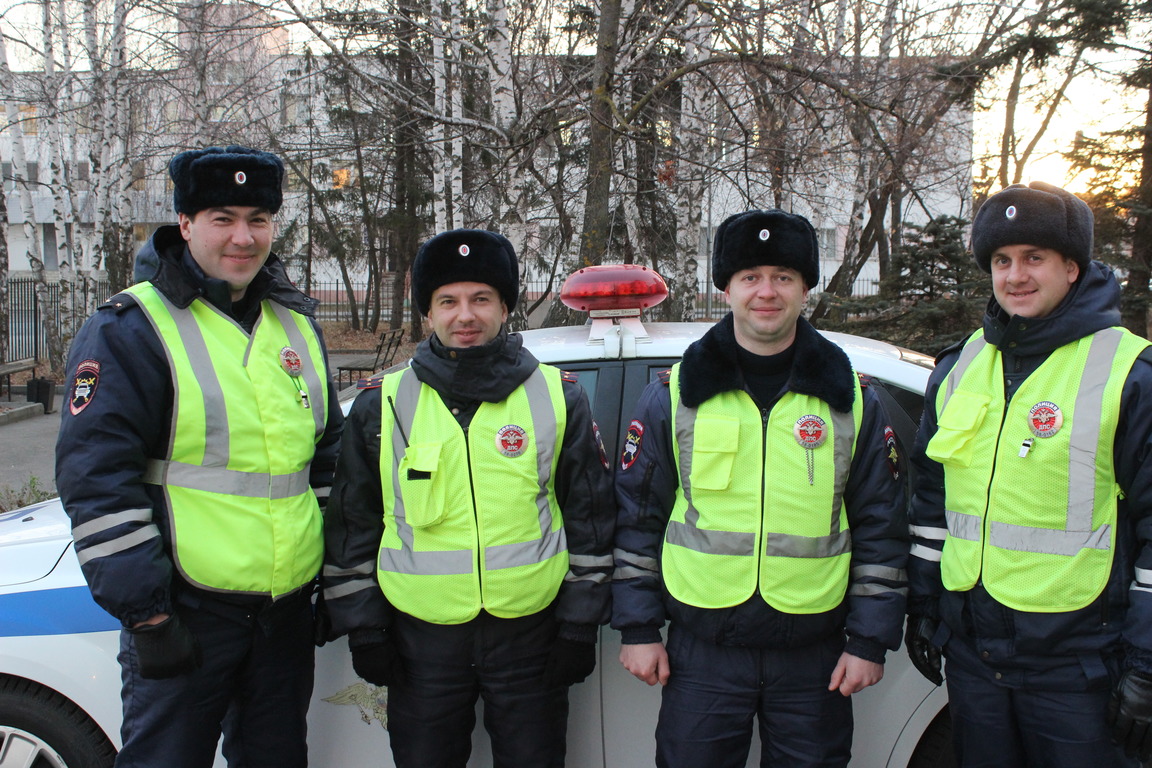 В Пензе инспекторы ДПС помогли спасти людей из горящего дома