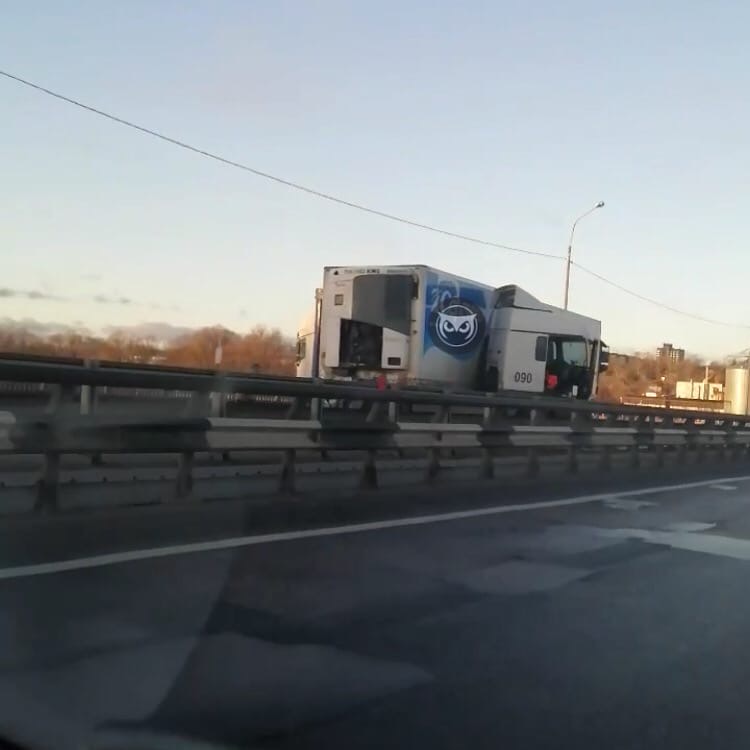 Под Пензой на М-5 столкнулись две фуры: движение по мосту перекрыто