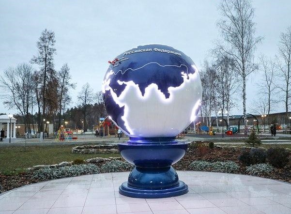 В Никольском парке появился арт-объект в виде глобуса