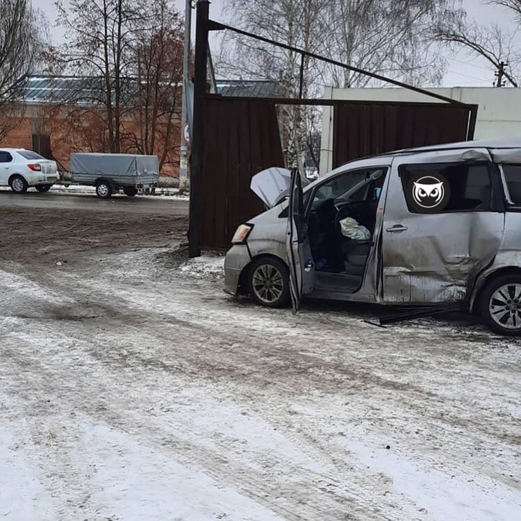 В Пензенской области госпитализирован врезавшийся в забор водитель минивэна
