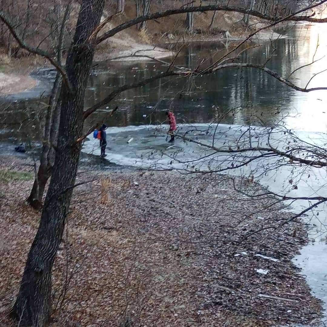 Опасные игры: в Заречном дети резвятся на тонком льду