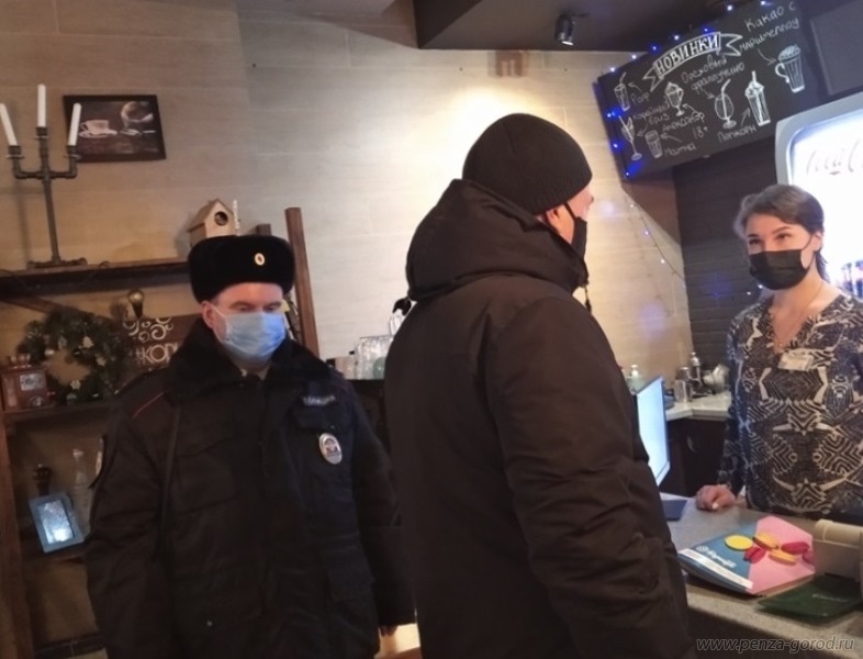 Работница кофейни на Московской обслуживала клиентов без маски