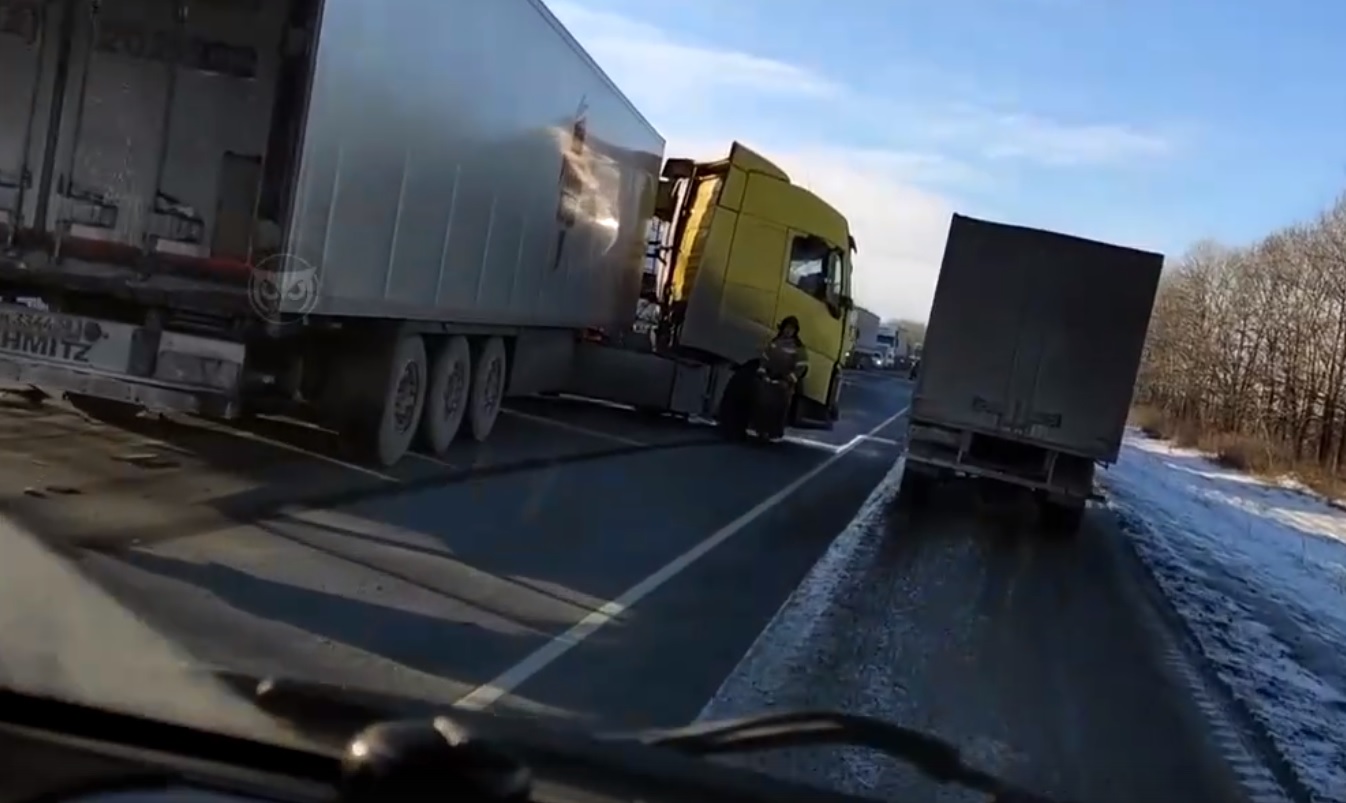 Водитель заснул: в Кузнецком районе на трассе М-5 столкнулись фуры