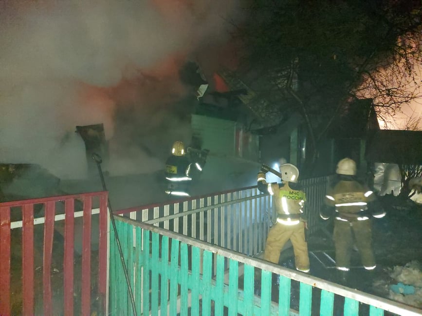 В загоревшемся доме в Нахаловке находились двое годовалых детей
