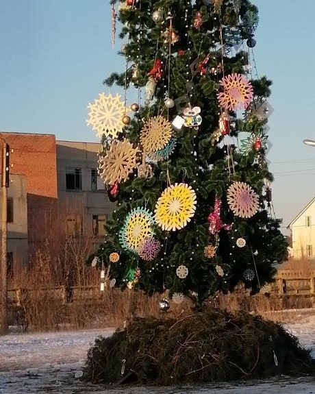 В Заречном с новогодней елки сняли мусор и повесили новые игрушки