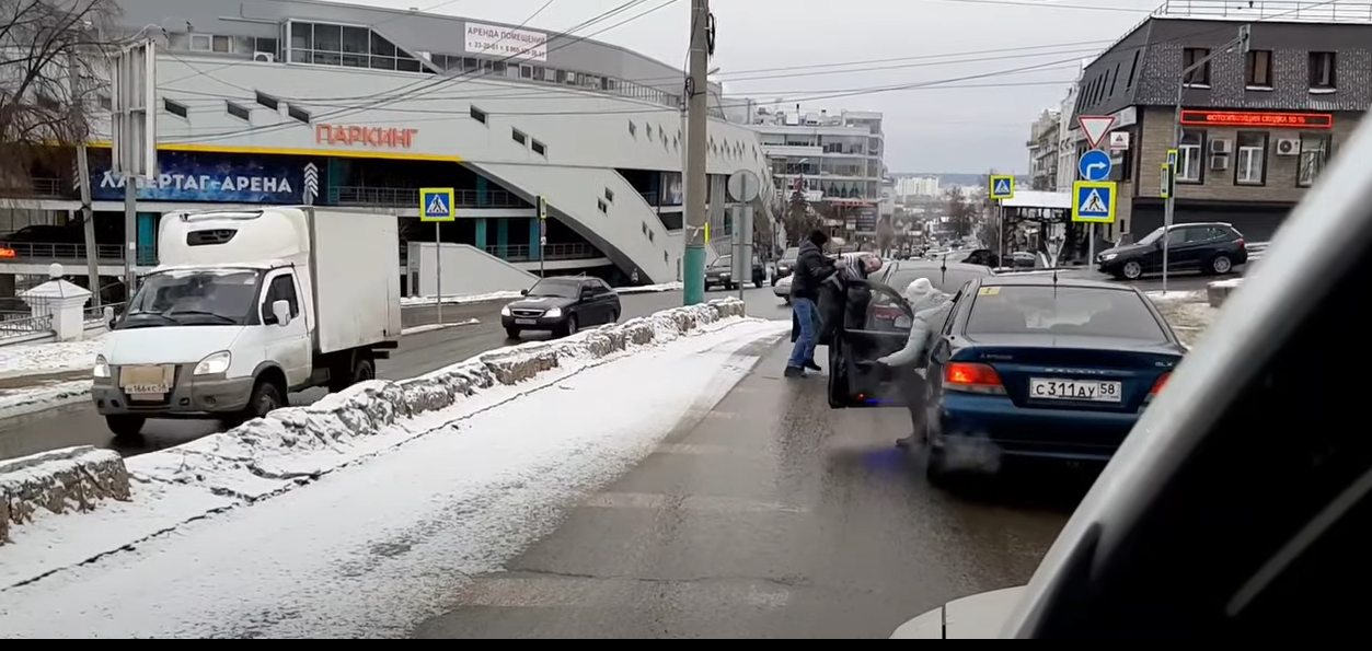 В Пензе двое водителей решили конфликт с помощью молотка