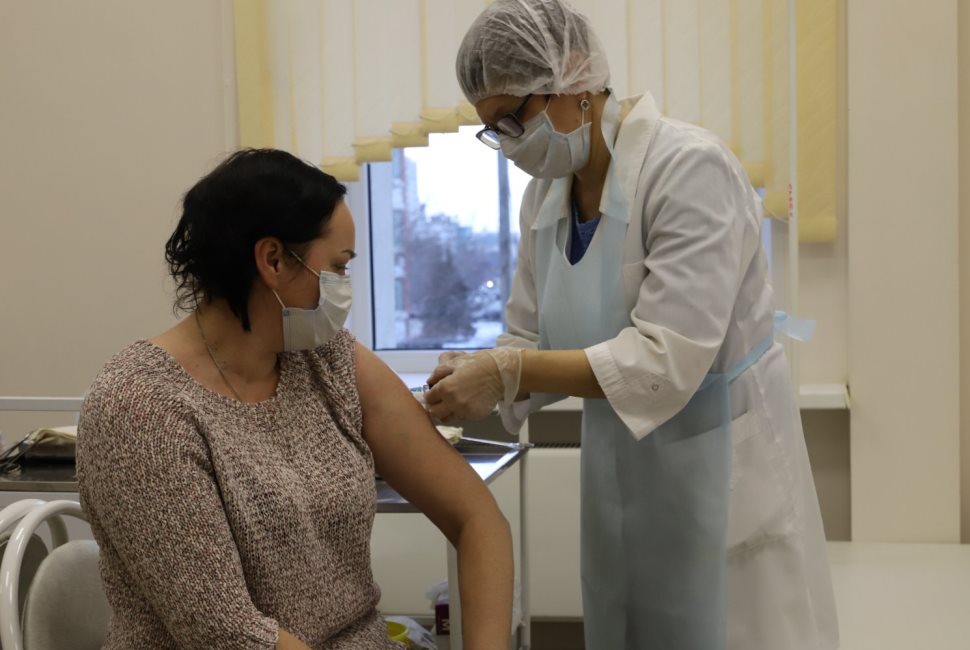 Первыми вакцину от COVID-19 получили медики из пензенского КИМа