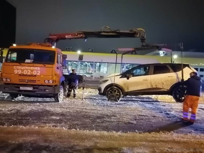 На Привокзальной площади в Пензе снег убрали вместе с припаркованными машинами