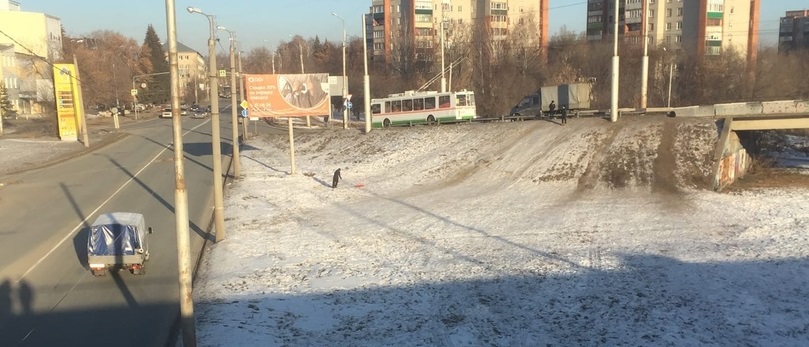 Опасные игры: в Пензе дети катаются с горки рядом с оживленной дорогой