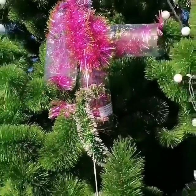 В Заречном новогоднюю елку украсили мусором и гирляндами