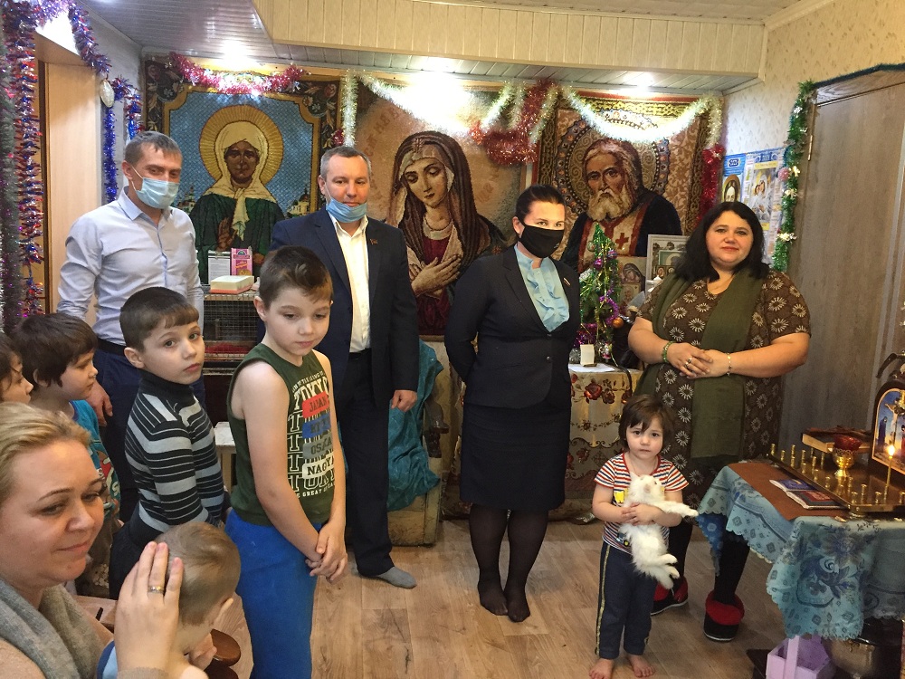 Пензенские депутаты вручили продуктовые наборы многодетной семье