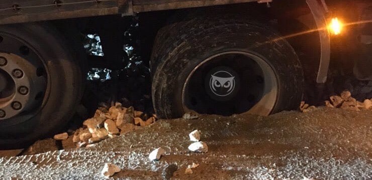 В Пензе на Окружной может образоваться пробка из-за застрявшего в асфальте грузовика