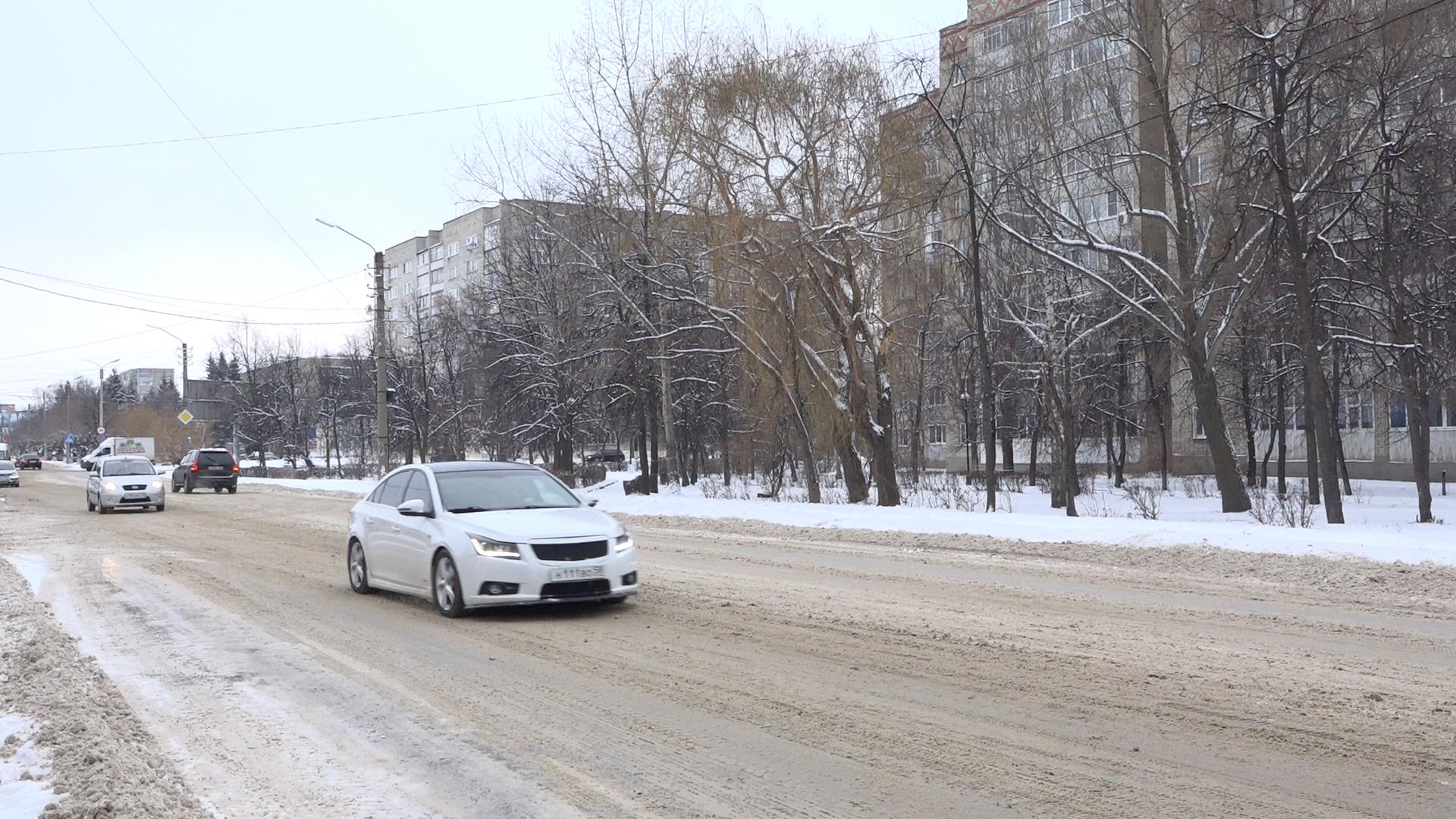 На дороги Кузнецка высыпали 300 тонн песка