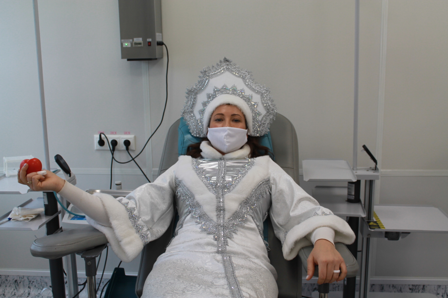 В Пензе дед Мороз и Снегурочка сдали кровь