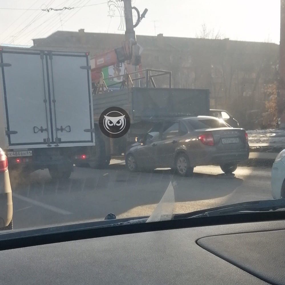 В Пензе «Лада Гранта» влетела под кузов грузовика