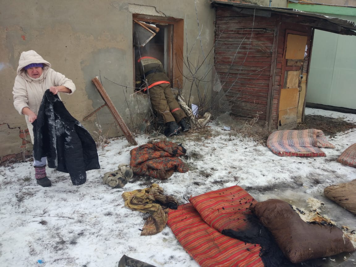 В Каменке пожарные спасли из огня местного жителя