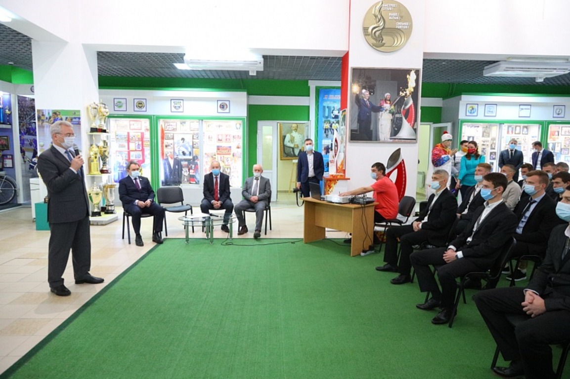 В Пензе руководители региона наградили футболистов из «Дорожника»