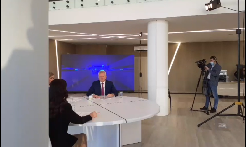 Белозерцев поставил задачу Симонову и Бубнову распространить карту "Забота" в районы