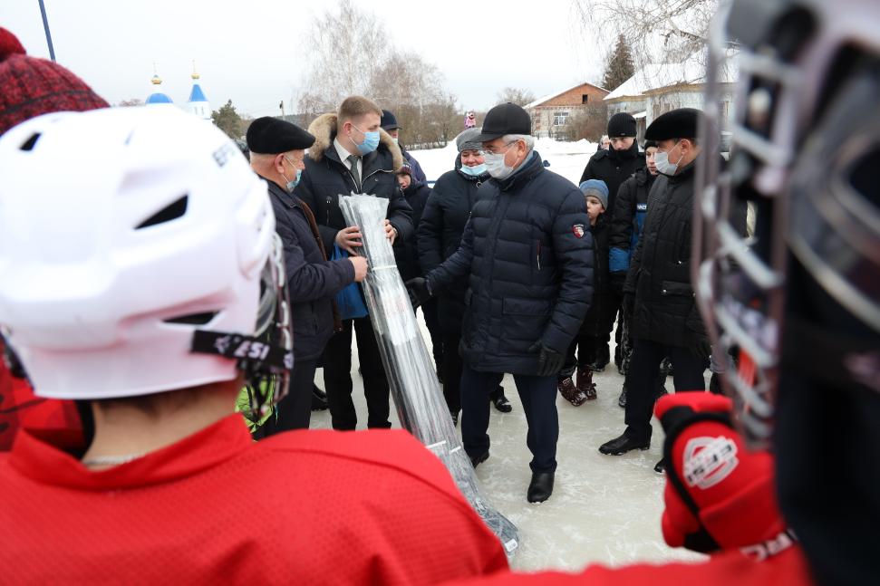 Иван Белозерцев посетил спортплощадку в Белинском районе