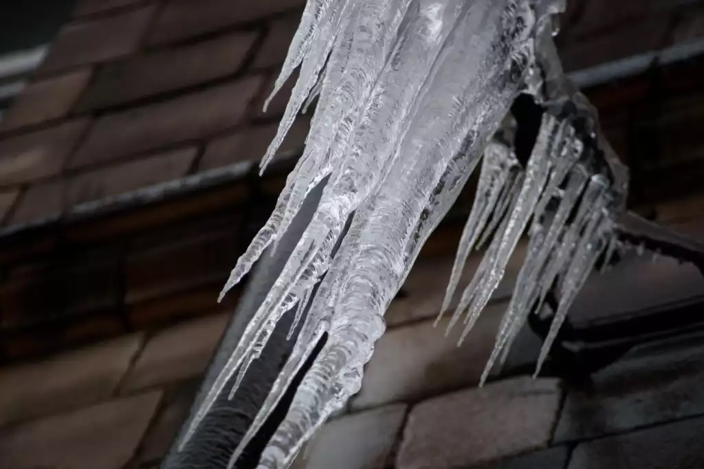 Сердобчанам рассказали меры безопасности при падении сосулек с крыш