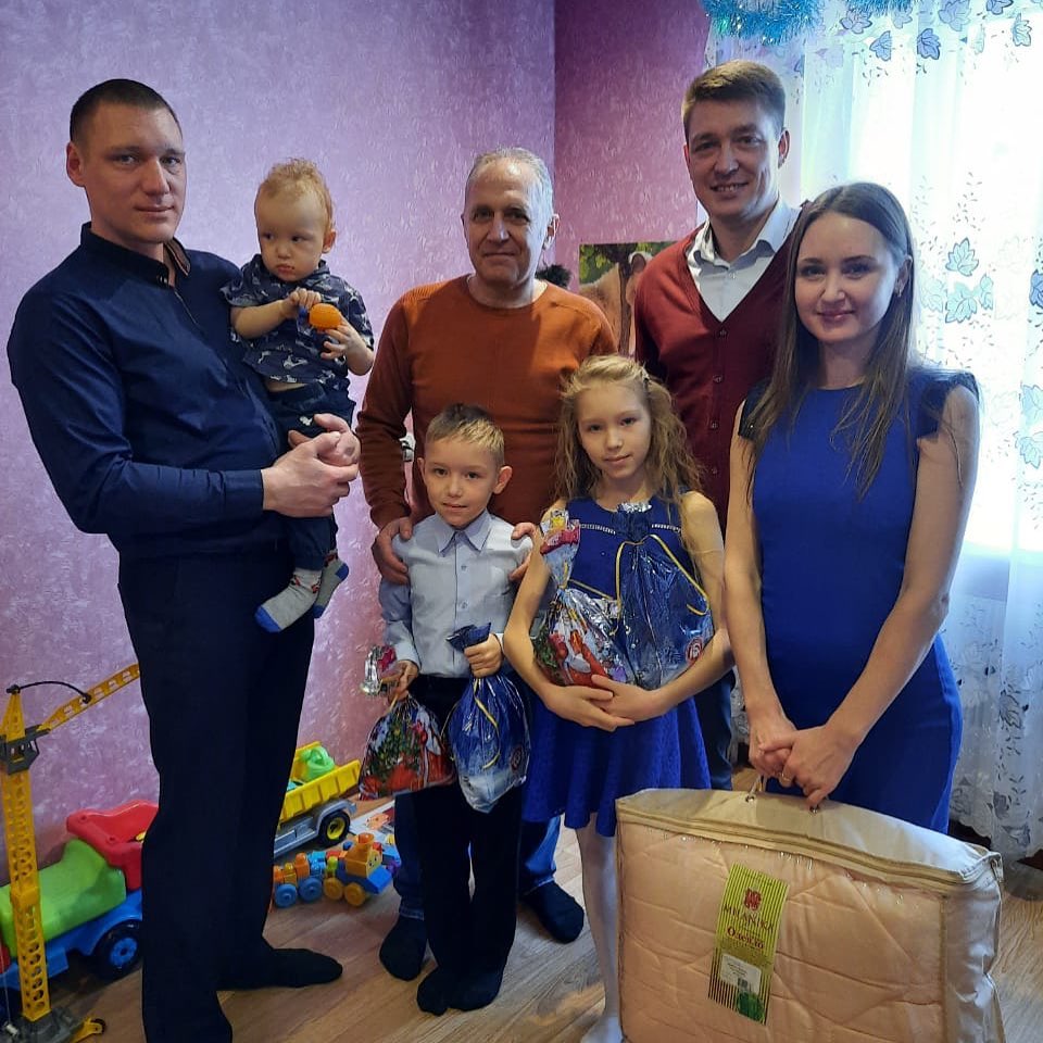 Министр труда поздравил многодетную семью из Кузнецка с новогодними праздниками